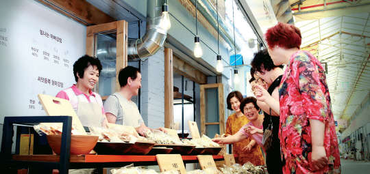 광주창조경제혁신센터는 창조경제의 저변을 넓히고 온기를 확대하기 위해 '서민주도형 창조경제 확산 모델'을 구축하는데 하나로 '전통시장 활성화 프로젝트'를 시작한다. 사진은 첫 결과물인 대인시장 시범 점포 '막둥이 한과'의 변화한 모습.    현대자동차그룹 제공